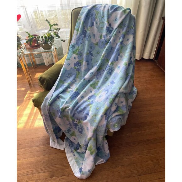 Vintage 1970s fleece blanket, blue white floral, flower power, full size bed - Picture 2 of 10